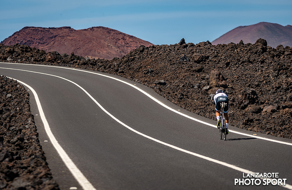 Carretera ciclista hacia montaña Bermeja