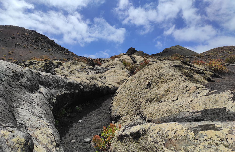 Grieta de lava en ruta volcánica