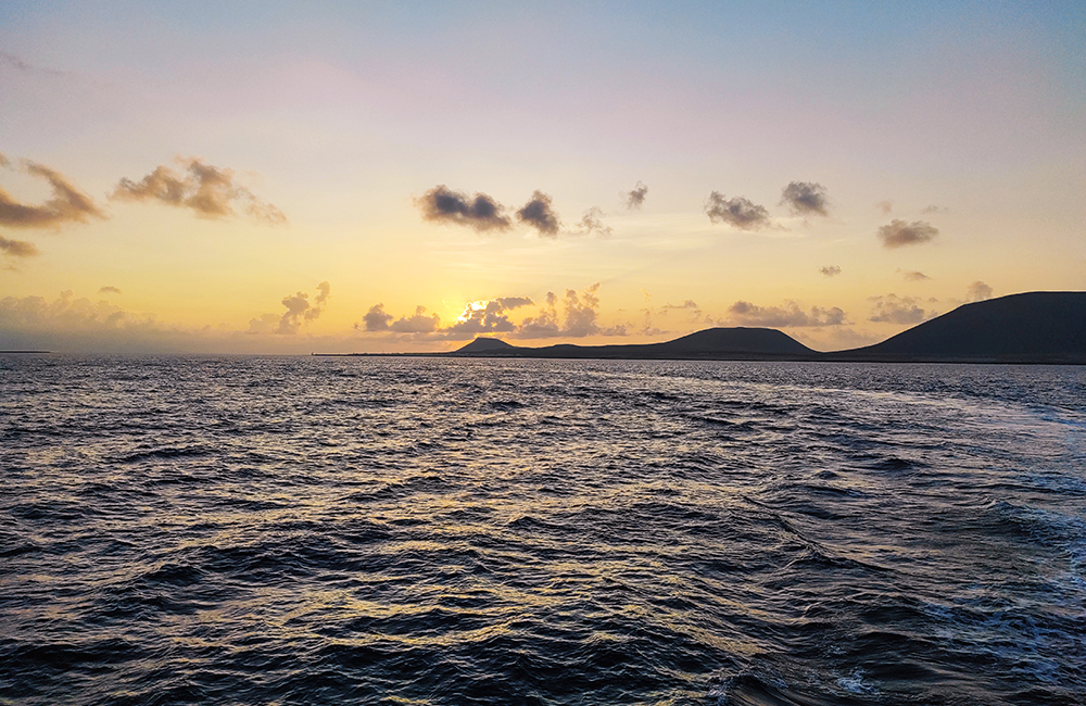 La Graciosa al atardecer desde el mar