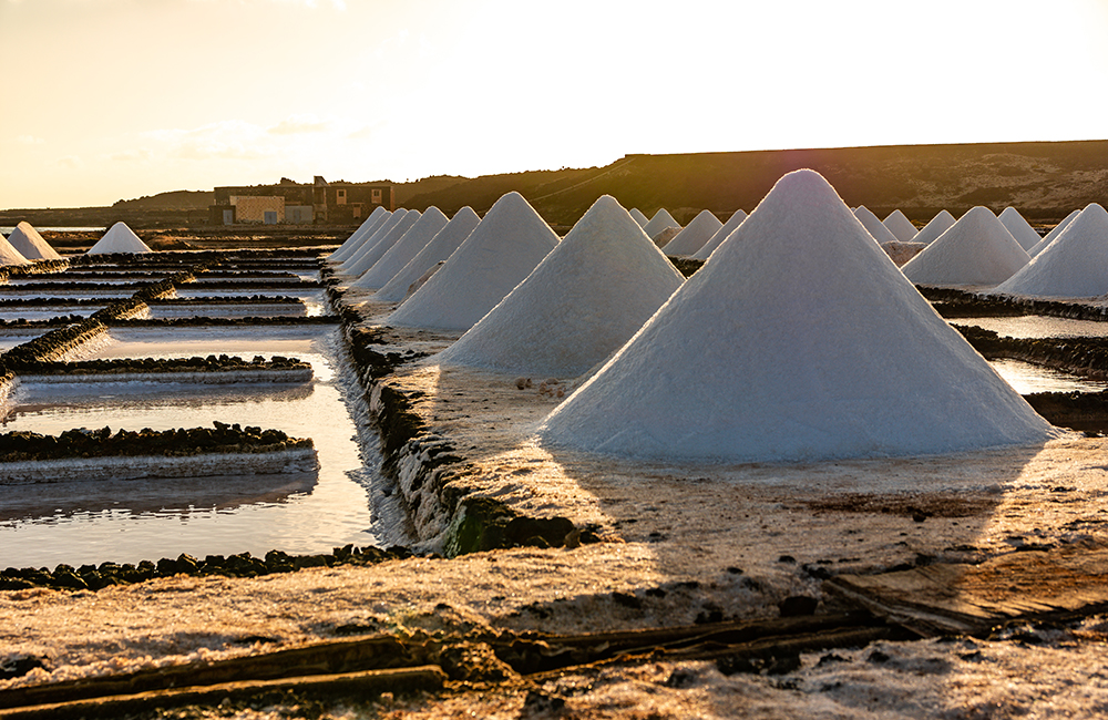 Montañas de sal en las Salinas de Janubio