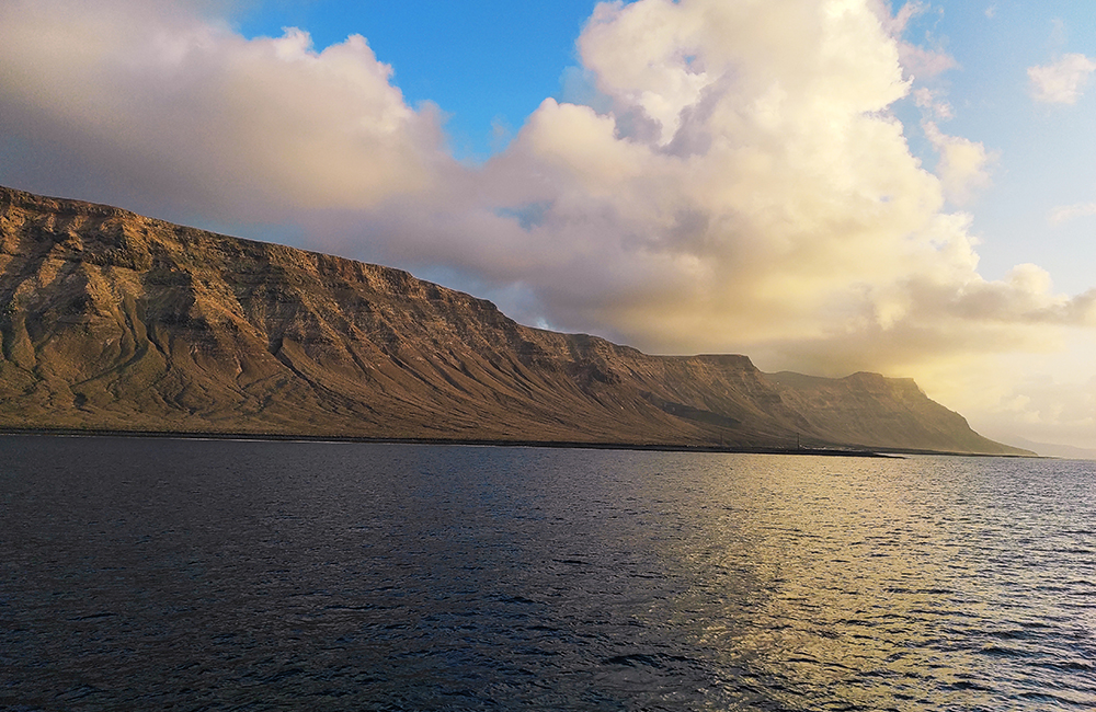 Risco de Famara volviendo en barco desde la Graciosa