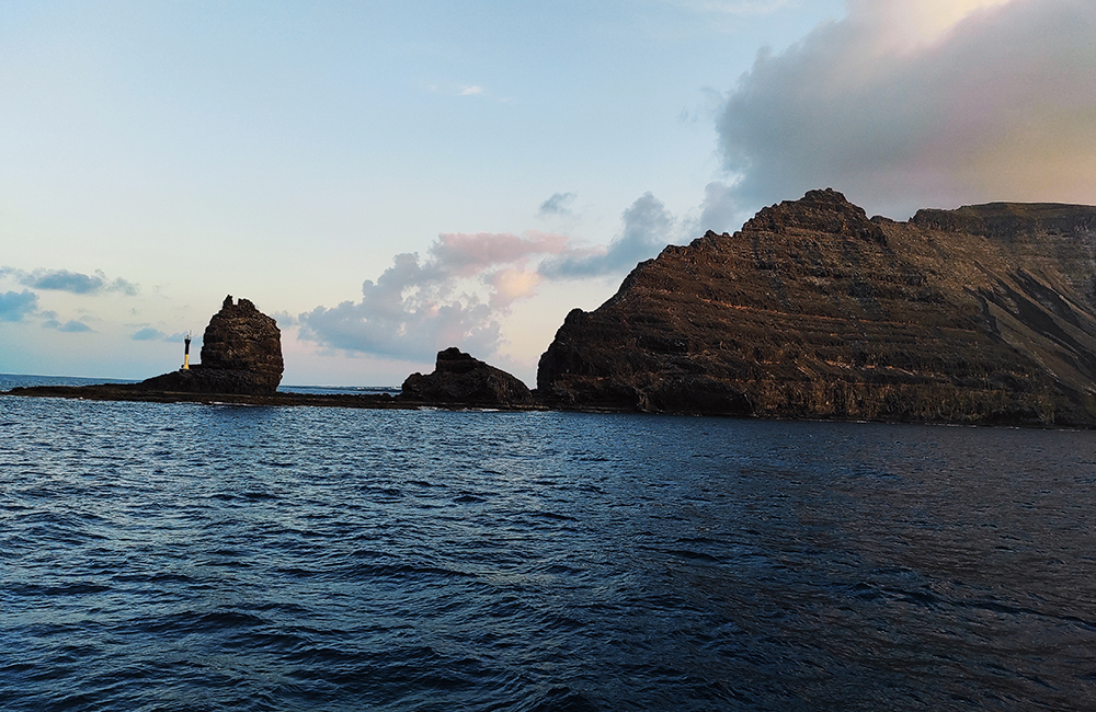 Roques de la punta de Famara desde el mar