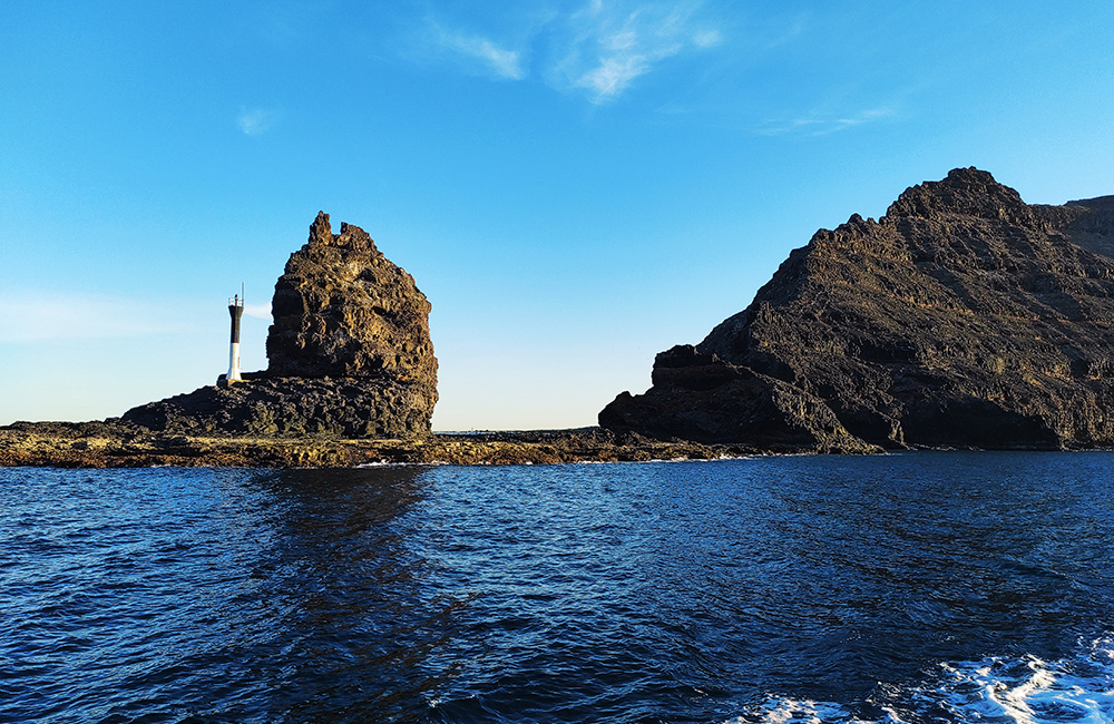 Roques de punta Fariones de camino a Lanzarote desde la Graciosa