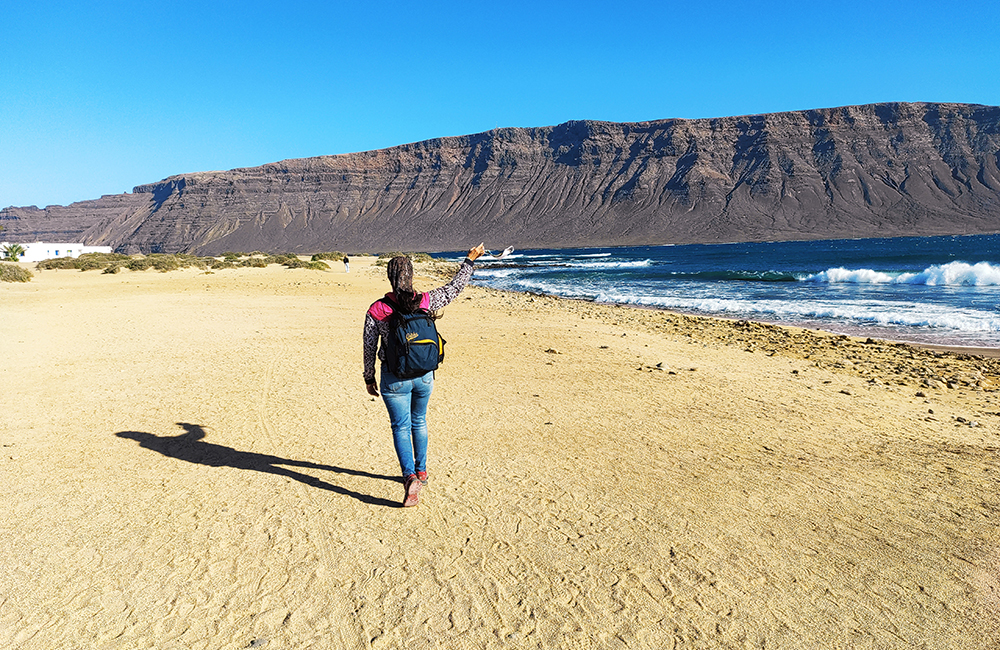 Vistas al risco de Famara desde la Graciosa