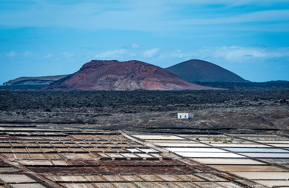 Vistas de montaña Bermeja desde las Salinas de Janubio